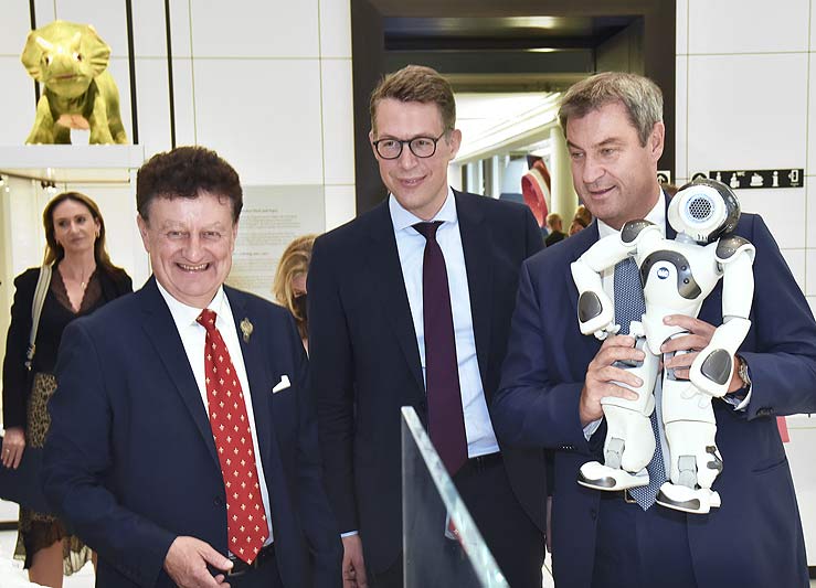 Besuch in der neuen Robotik-Ausstellung: (v. li.) Generaldirektor Wolfgang M. Heckl, Staatsminister Markus Blume, Ministerpräsident Markus Söder (©Foto: Deutsches Museum)